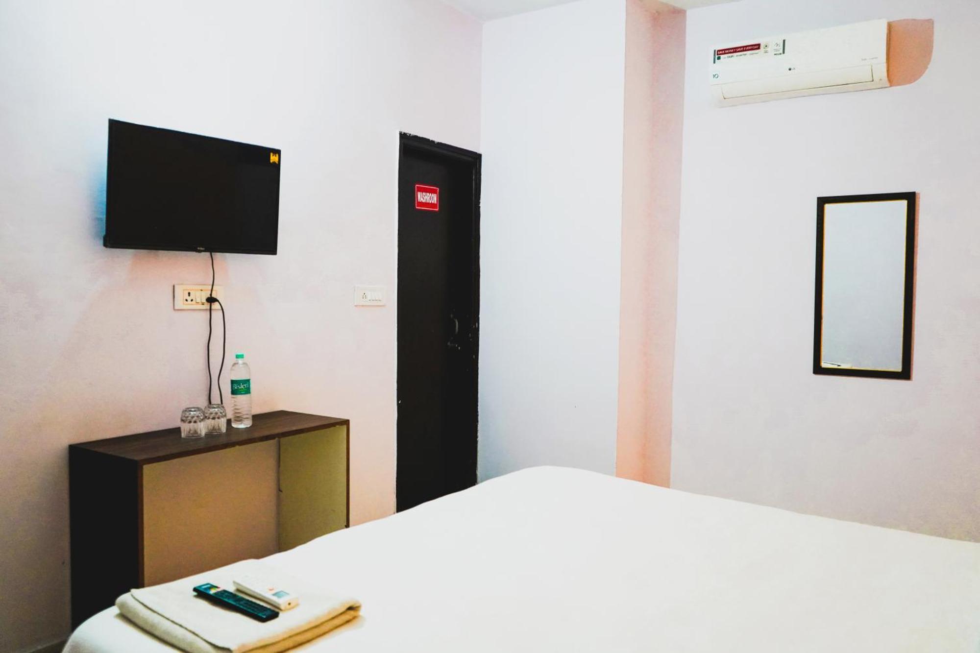 Krishna Palace - Sant Nagar Hotel